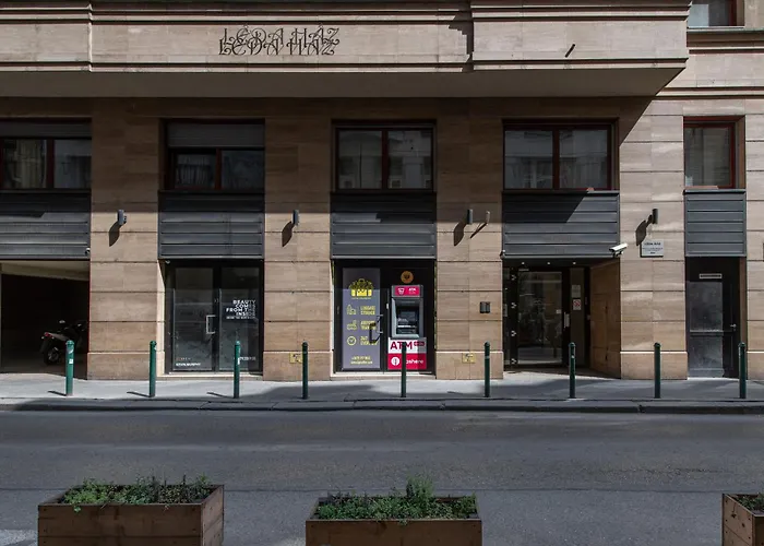 Ultra - New Modern Budapesta